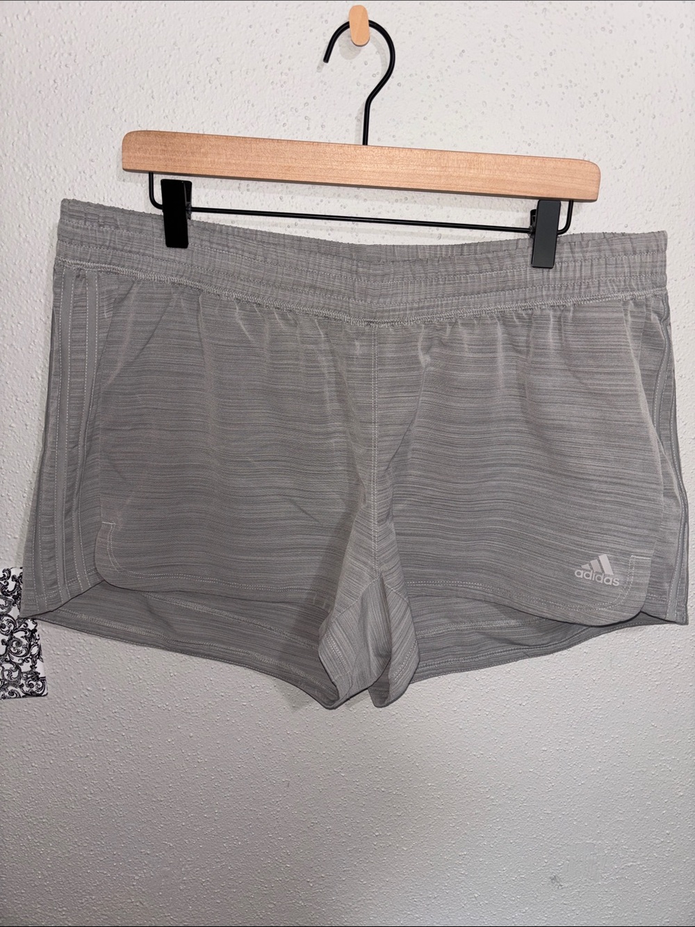 adidas Light Gray Women’s AeroReady Athletic Shorts (size X-Large)